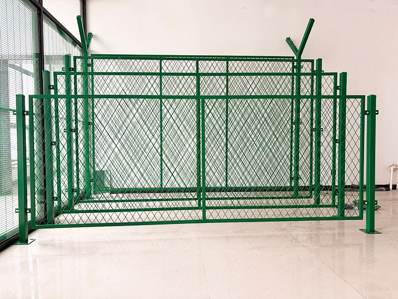 鋼板網(wǎng)菱形孔護欄